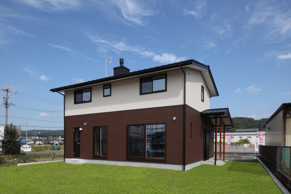 広々とした土地に建てた家