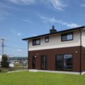 広々とした土地に建てた家