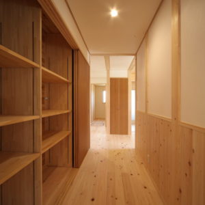 国産木材をたっぷり使った造作収納