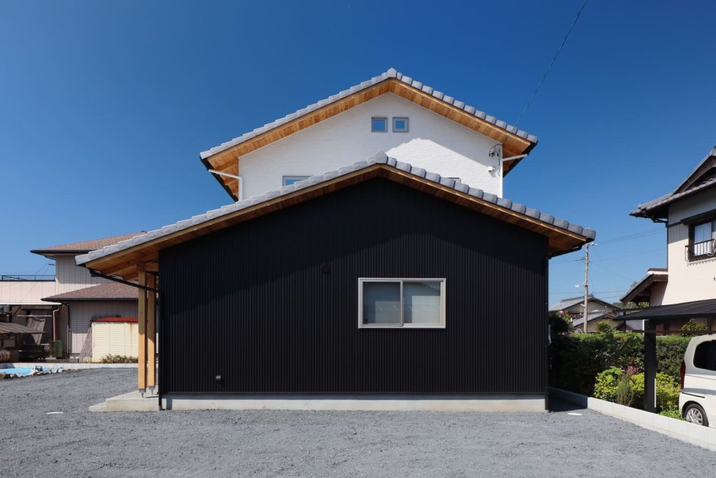 いぶしのフラット瓦と外壁金属スパンドレルの和モダンな外装2