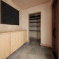 玄関　たっぷり収納のシューズクローク