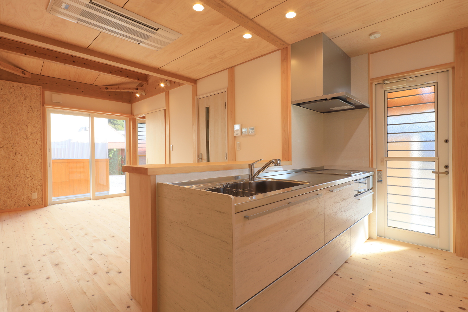 母屋　キッチンより