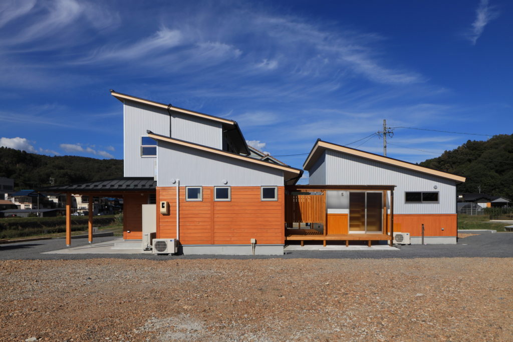 母屋・離れ　全景 家族の個性が詰まった家