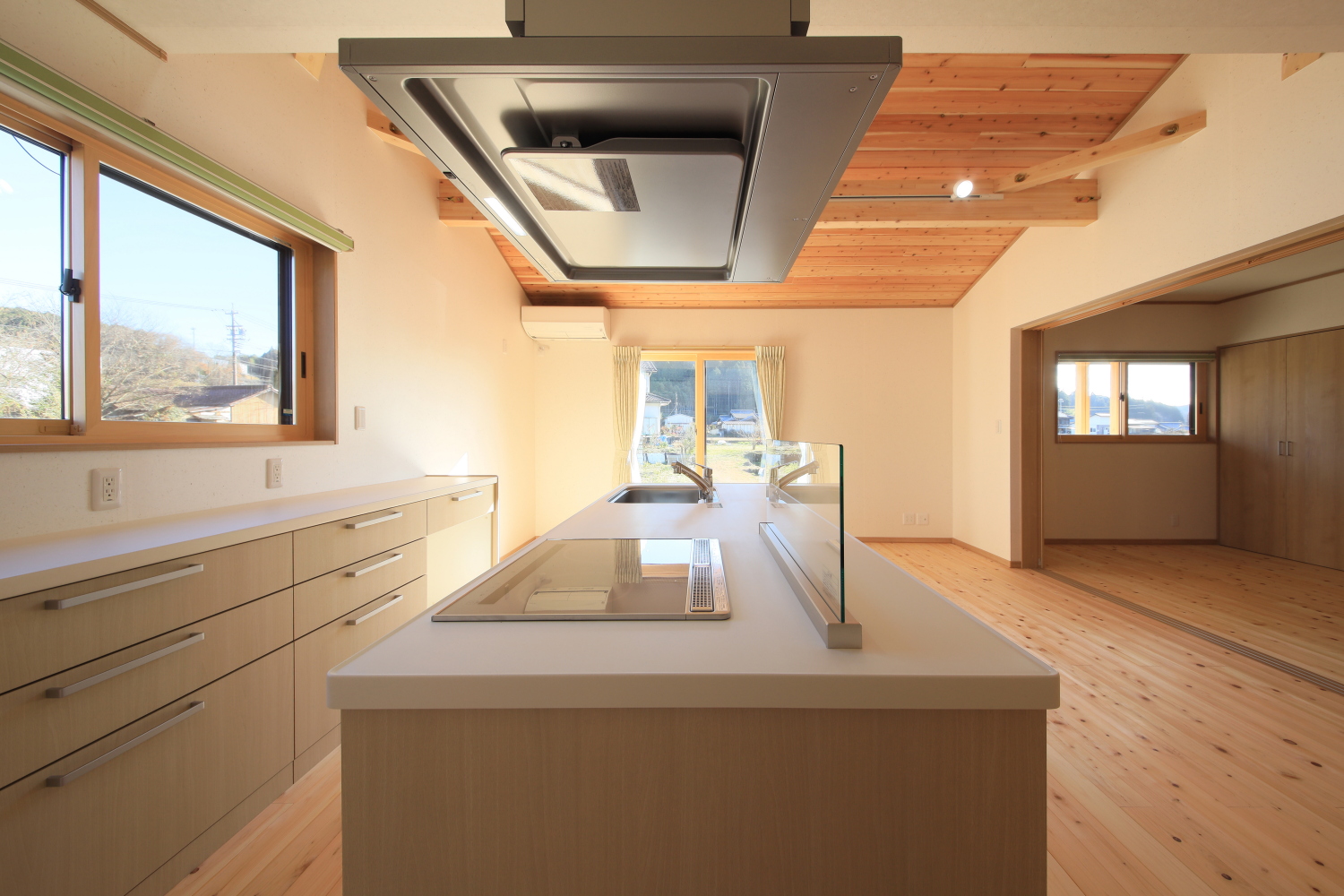 親世帯：朝日を取り込む明るいキッチン