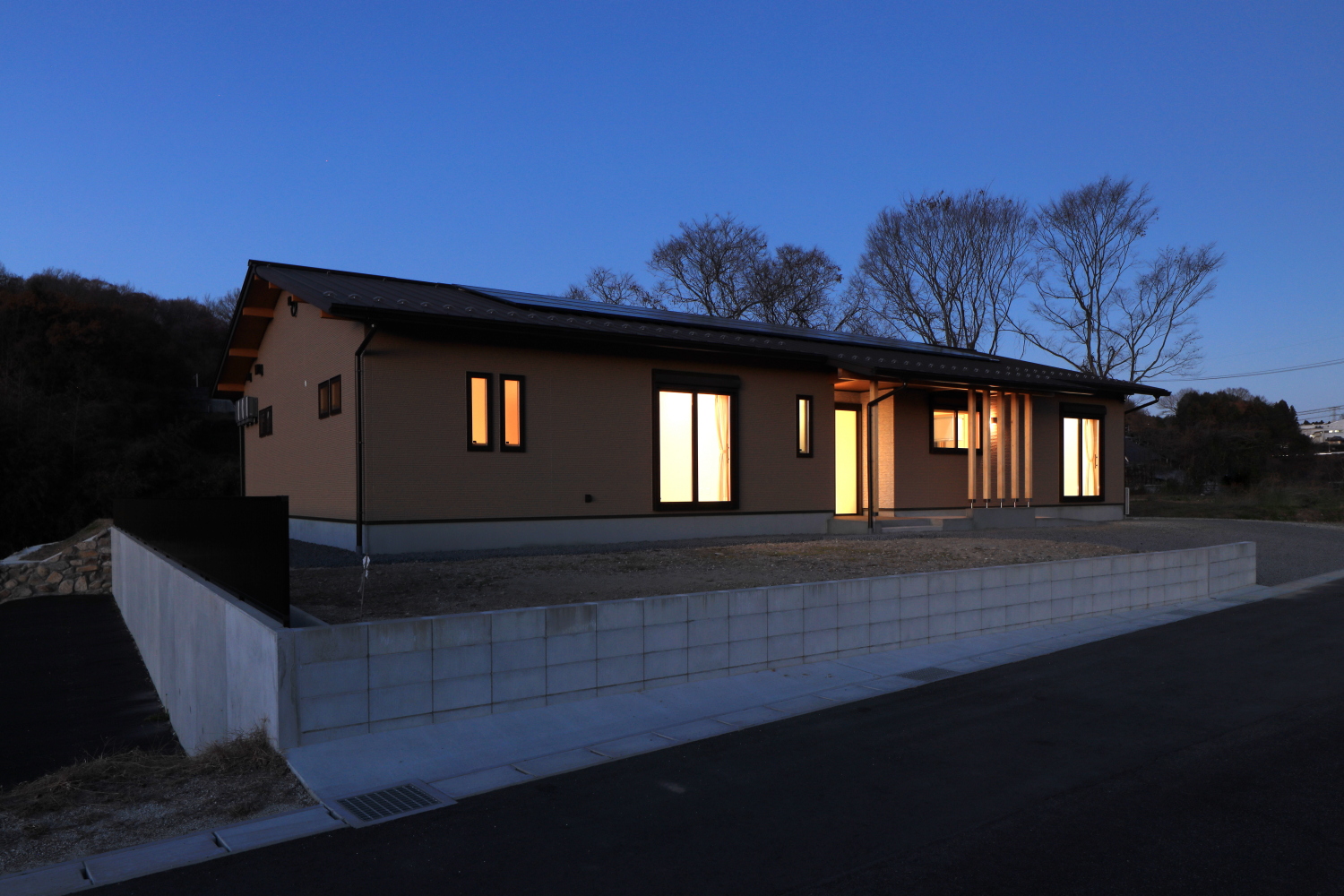 外観：南西面　夜景