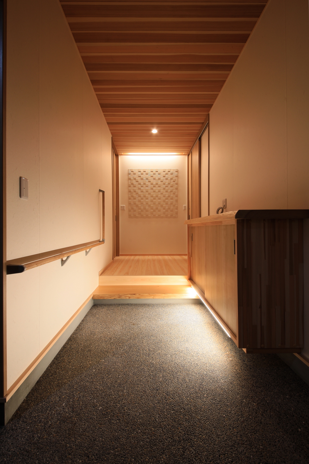 玄関：夜はライティングでシックに