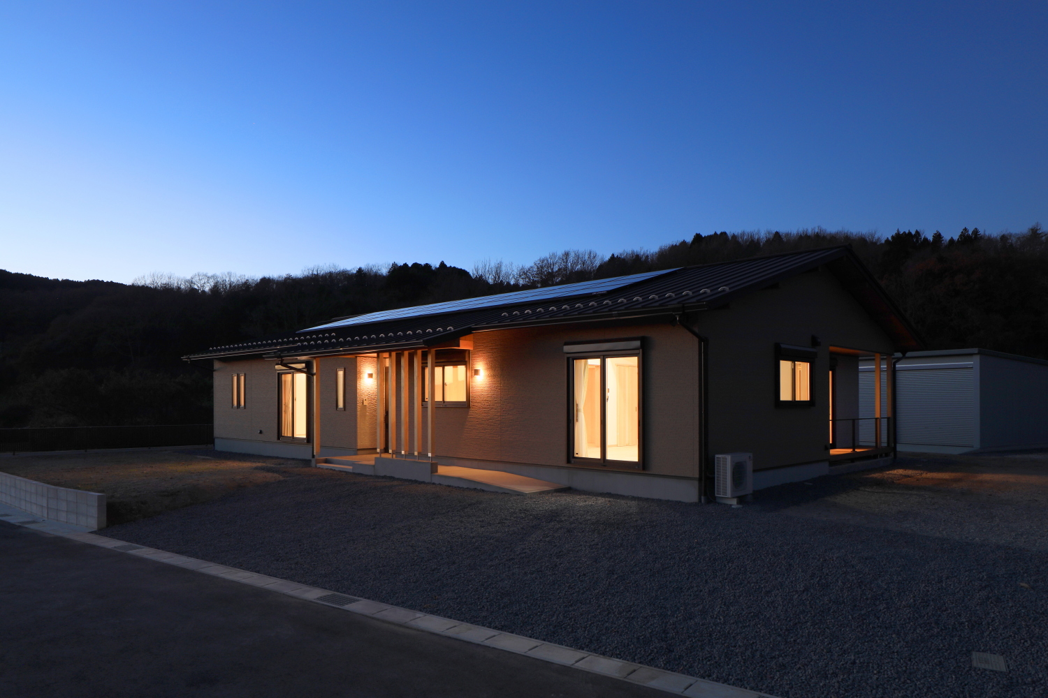 外観：南東面　夜景