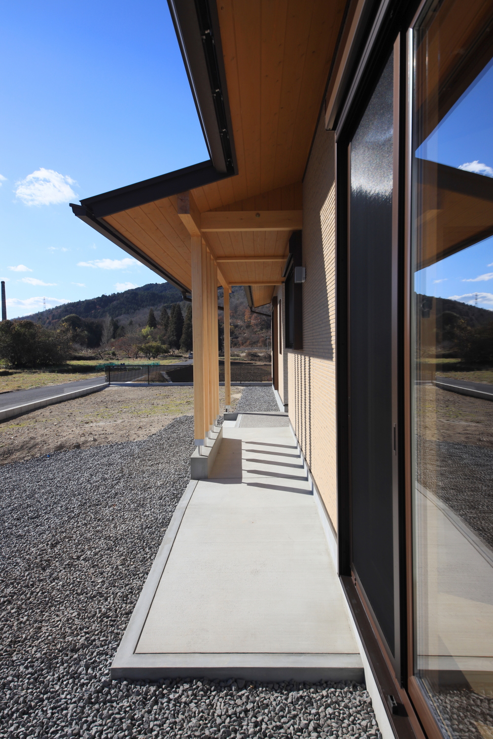 外観：車椅子対応のスロープ