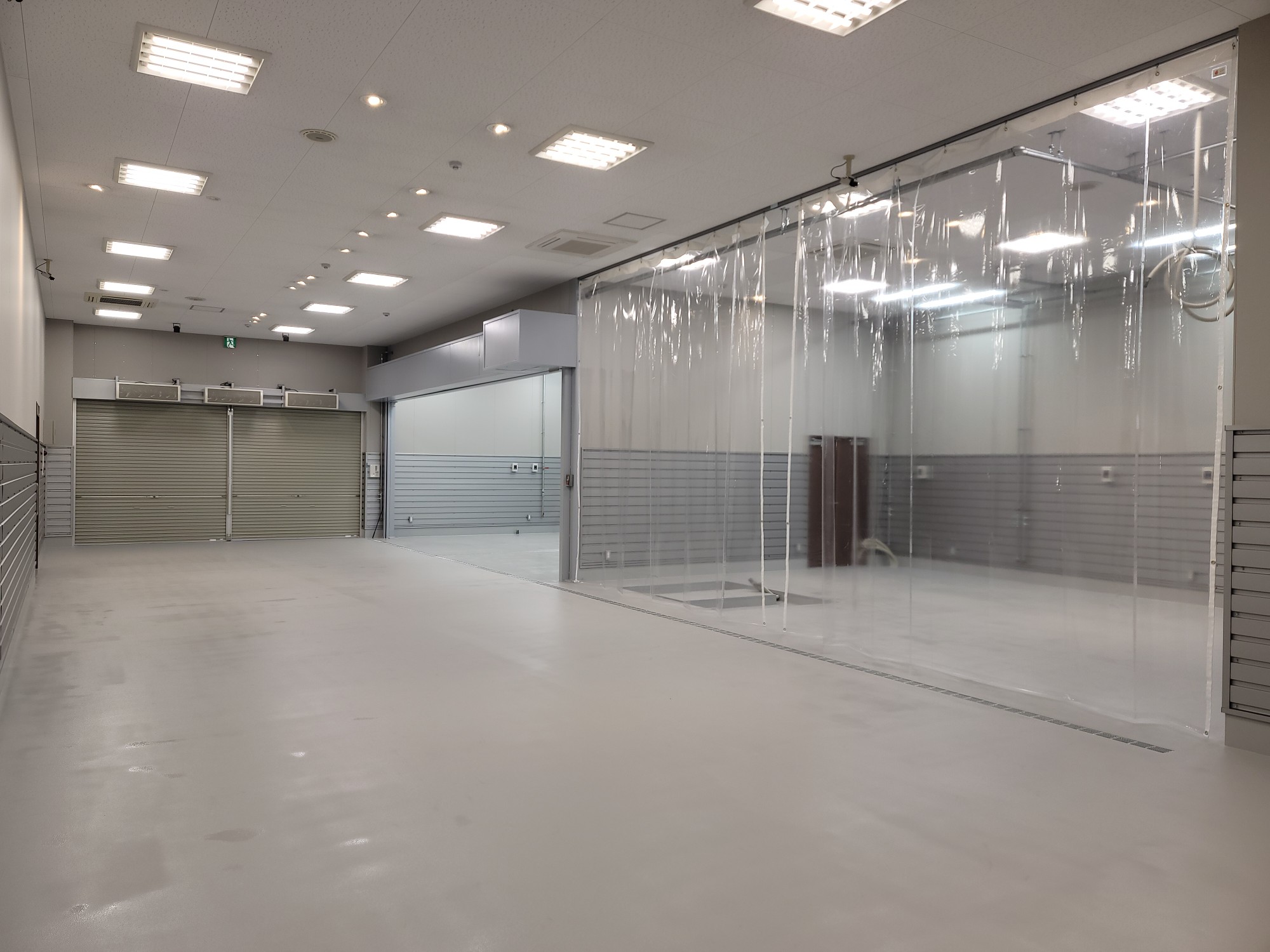 整備場 入口を見る（エアーカーテン設置）