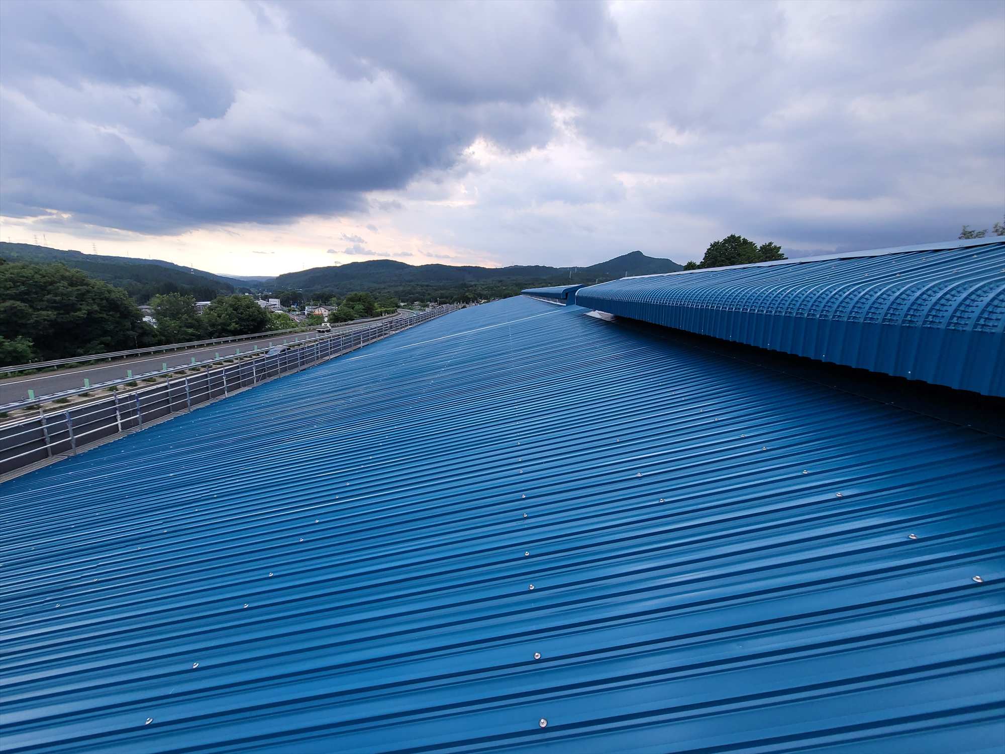 カバー工法　全景（カラーガルバ二ウム鋼板）